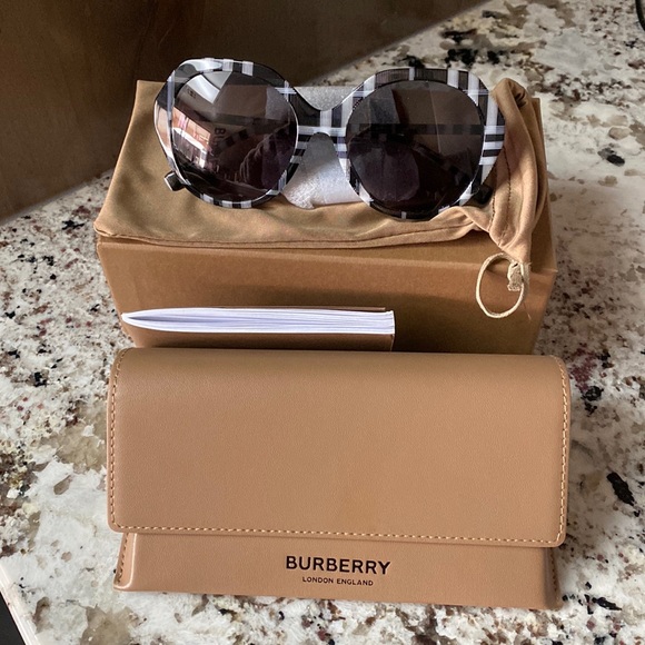 NEW Burberry Oversized Check Geometric Frame Sunglasses Black/White main image 2
